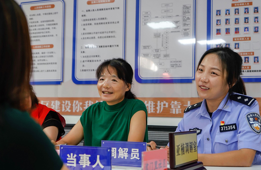 民警會同街道在“亞楠調解室”調解糾紛。天津市公安局東麗分局供圖