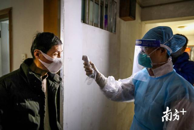 廣州市越秀區(qū)北京街都府社區(qū)“三人行”小組入戶宣傳、測體溫。受訪者供圖