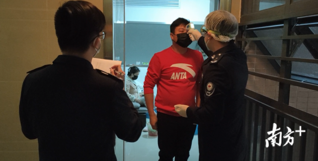 每次測溫，深圳章閣社區(qū)網(wǎng)格員陳柳皇就站在門外，與隔離居民距離不足一米南方日?qǐng)?bào)記者吳治聰攝