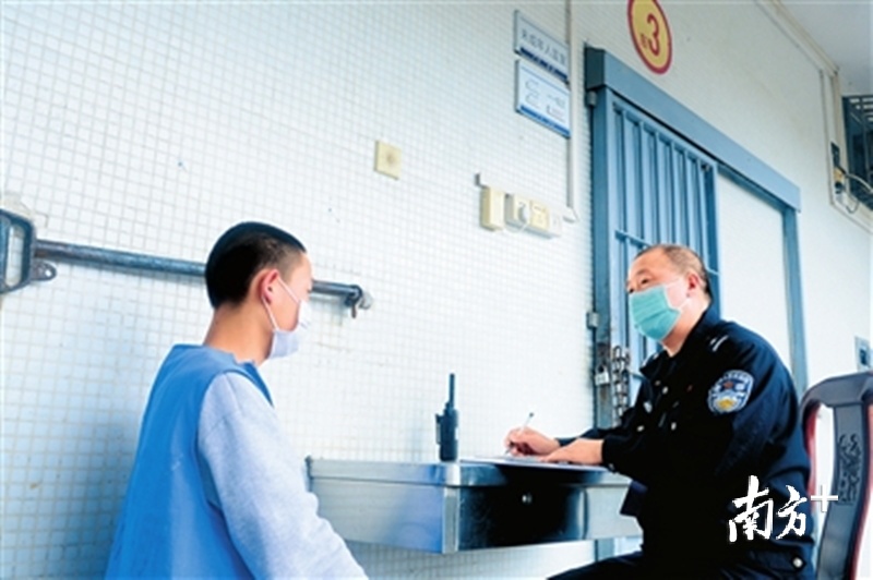 中山市看守所管教民警姚仁華正在開展談話教育。 中山市看守所管教民警姚仁華正在開展談話教育。