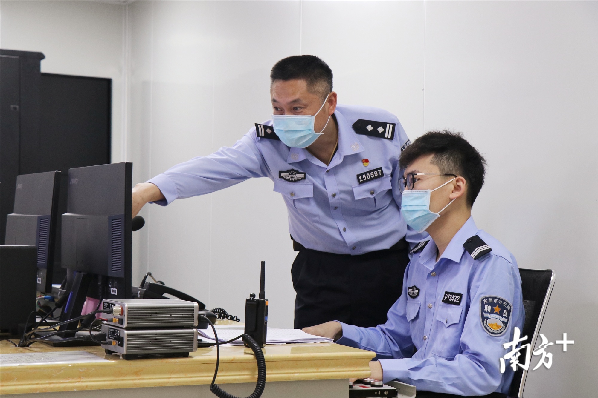 東莞市第二看守所管教一大隊教導員孔暖恩在監所指揮中心開展巡查工作。 東莞市第二看守所管教一大隊教導員孔暖恩在監所指揮中心開展巡查工作。