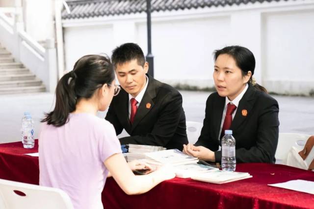 寶安法院到社區開展法律咨詢活動