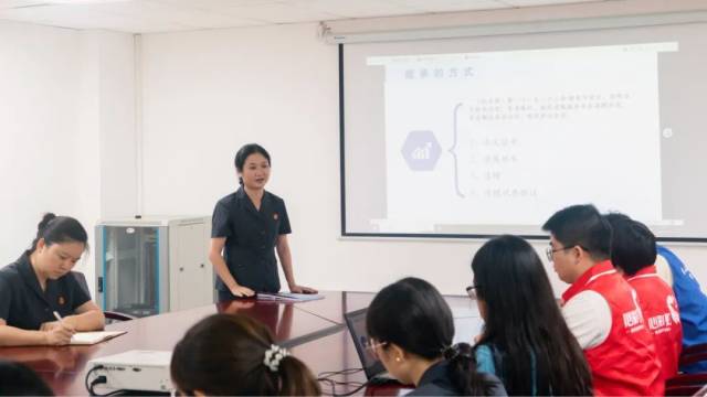 東莞第一法院派駐專業家事審判法官為“容·融”家事驛站調解員進行培訓