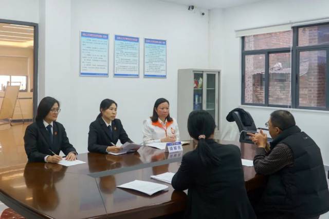 法官和專職調解員在街道調解中心調解案件