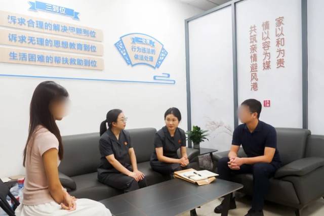 在“容·融”家事驛站里，法官與婦聯社工等對當事人開展調解工作